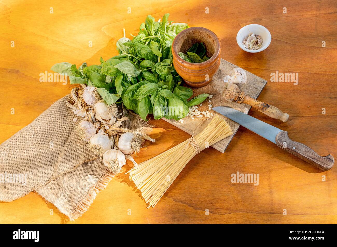 Zutaten für eine mediterrane Pasta mit Genueser Pesto-Sauce auf einem Holztisch Draufsicht Stockfoto