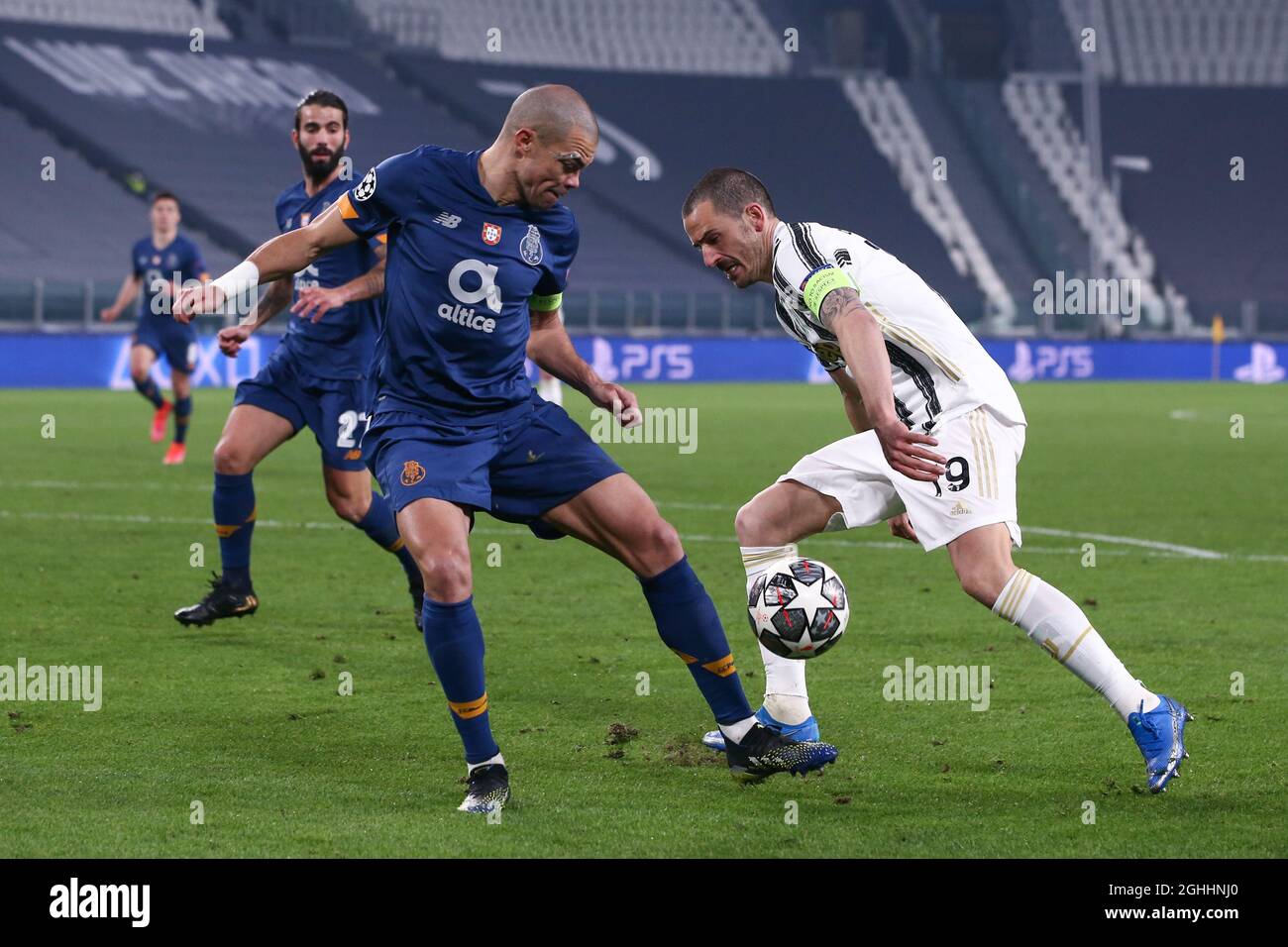 Leonardo Bonucci von Juventus wird während des UEFA Champions League-Spiels im Allianz Stadium in Turin von Pepe vom FC Porto enteignet. Bilddatum: 9. März 2021. Bildnachweis sollte lauten: Jonathan Moscrop/Sportimage via PA Images Stockfoto