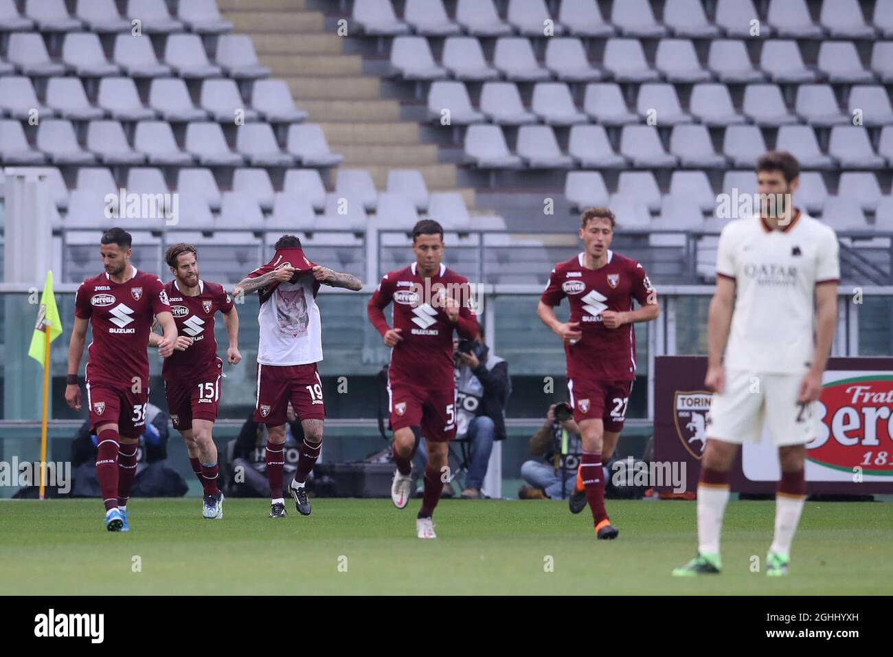 Turin, Italien, 18. April 2021. Antonio Sanabria vom FC Turin zieht sein Hemd zurück über seinen Kopf, nachdem er während der Feier seines Ausgleichstreffens während des Serie-A-Spiels im Stadio Grande Torino, Turin, ein bedrucktes T-Shirt enthüllt hat. Bildnachweis sollte lauten: Jonathan Moscrop / Sportimage via PA Images Stockfoto