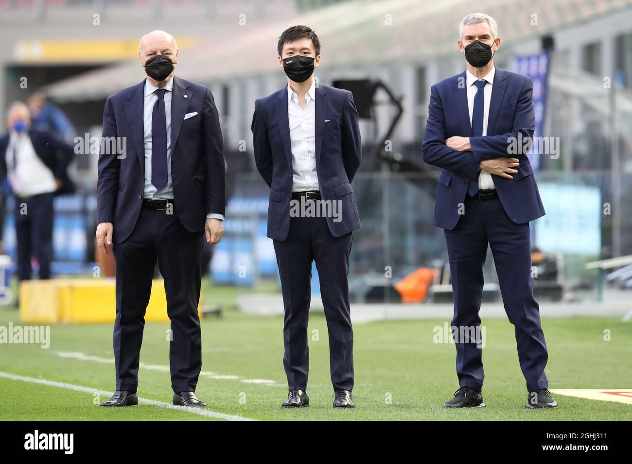 Mailand, Italien, 8. Mai 2021. Giuseppe Marotta FC Internazionale Managing Director, Steven Zhang FC Internazionale President und Alessandro Antonelli FC Internazionale Chief Executive Officer vor dem Start des Serie-A-Spiels bei Giuseppe Meazza in Mailand. Bildnachweis sollte lauten: Jonathan Moscrop / Sportimage via PA Images Stockfoto