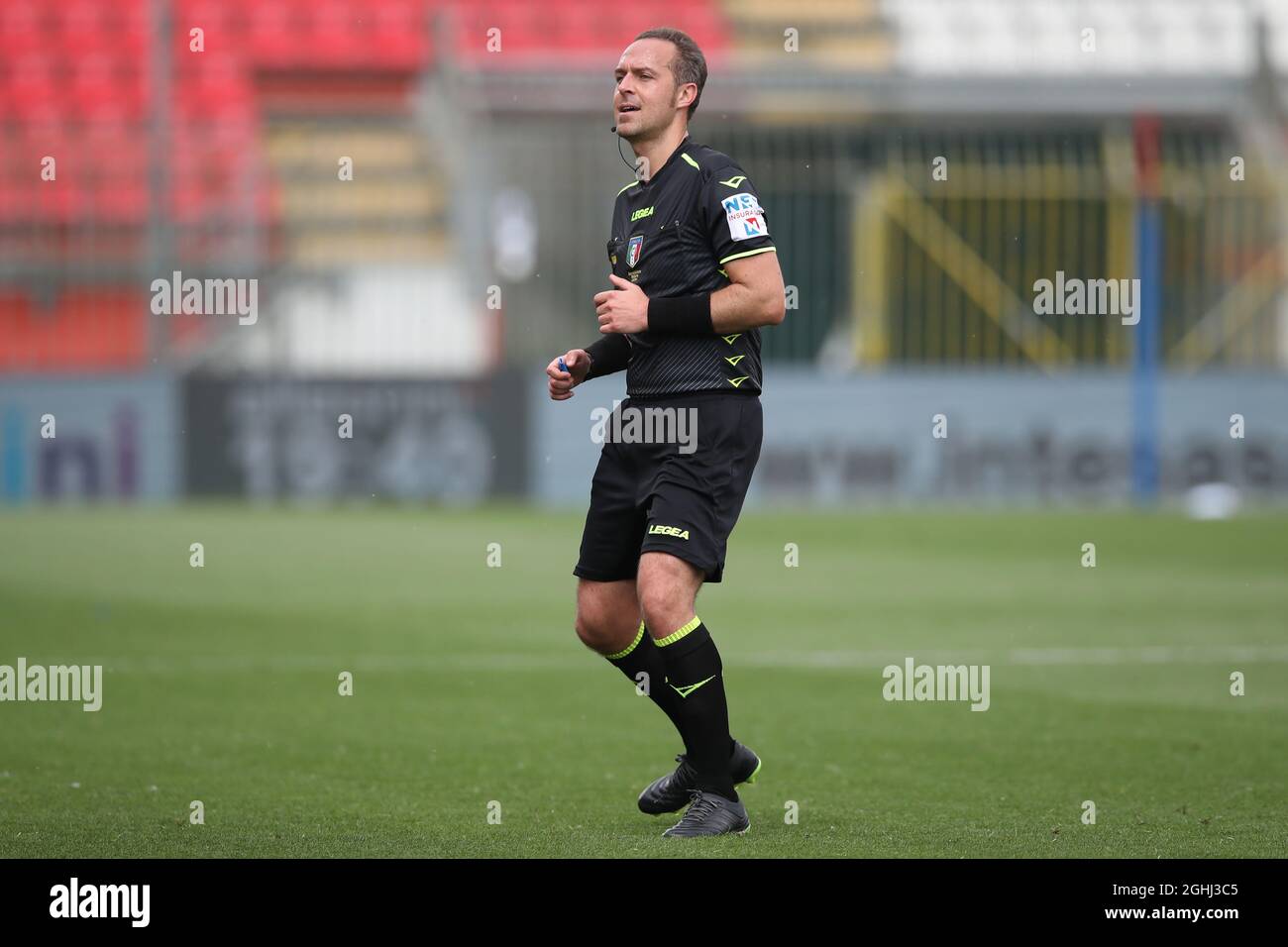 Monza, 10. Mai 2021. Der Schiedsrichter Luca Pairetto während des Spiels der Serie B im U-Power Stadium, Monza. Bildnachweis sollte lauten: Jonathan Moscrop / Sportimage via PA Images Stockfoto