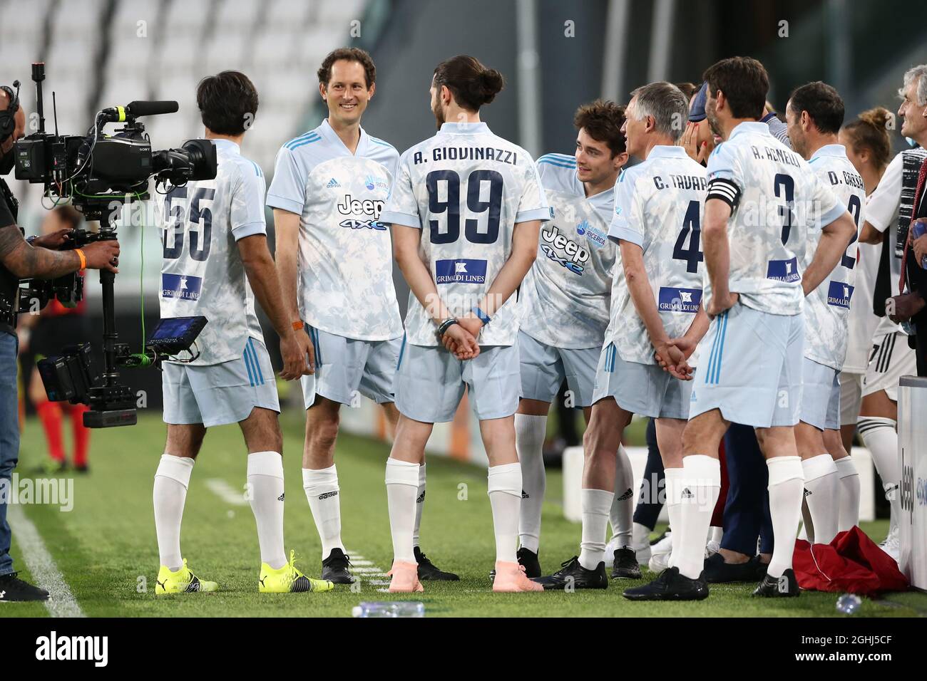 Turin, Italien, 25. Mai 2021. John Elkann CEO von Exor, Carlos Sainz Ferrari Formel-1-Pilot, Antonio Giovinazzi Alfa Romeo Formel-1-Pilot, Charles Leclerc Ferrari Formel-1-Pilot, Carlos Tavares CEO von Stellantins und Andrea Agnelli, Präsident von Juventus, plaudern, bevor sie während des Charity-Match im Allianz-Stadion ins Feld treten, Turin. Bildnachweis sollte lauten: Jonathan Moscrop / Sportimage via PA Images Stockfoto