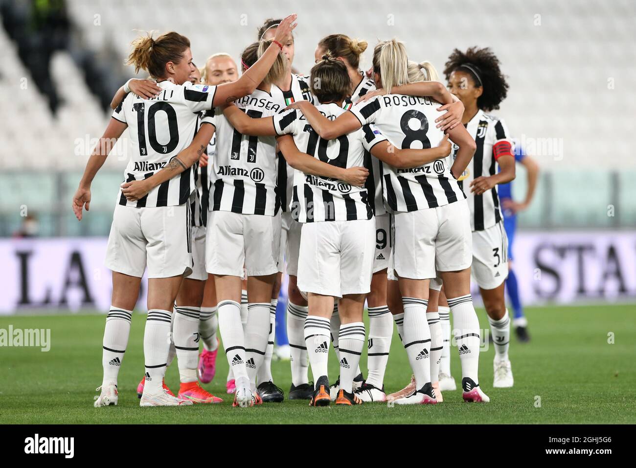 Turin, Italien, 25. Mai 2021. Das Juventus-Frauenteam feiert, nachdem Andrea Staskova von Juventus beim Charity Match im Allianz Stadium, Turin, einen 2-0-köpfigen Vorsprung auf den Campioni per La Ricerca erzielt hatte. Bildnachweis sollte lauten: Jonathan Moscrop / Sportimage via PA Images Stockfoto