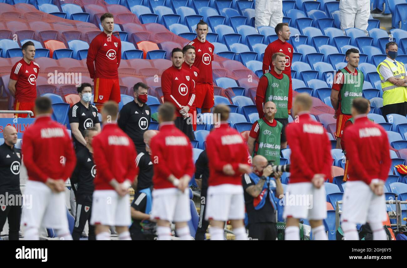 Cardiff, Wales, 5. Juni 2021. Gareth Bale of Wales (5L) startet auf der Tribüne für die National Anthems während des Internationalen Fußballfreundschaftsspiel im Cardiff City Stadium, Cardiff. Bildnachweis sollte lauten: Darren Staples / Sportimage via PA Images Stockfoto