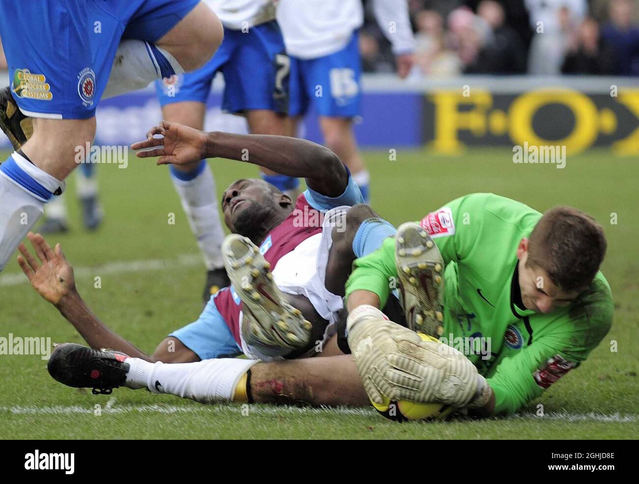 Carlton Cole von West Ham stellt sich gegen Arran Lee-Barrett von Hartlepool einer schlechten Herausforderung, die in einer gelben Karte resultiert - EON FA Cup 4. Runde, Hartlepool United gegen West Ham United. Stockfoto