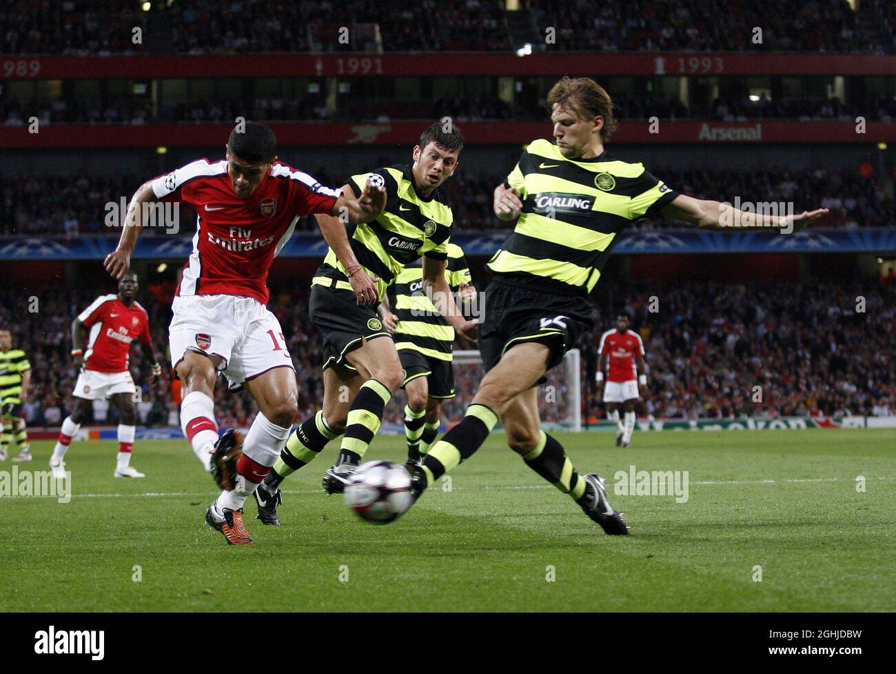 Denilson von Arsenal feuert während des UEFA Champions League-Qualifyers zwischen Arsenal und Celtic in einem Schuss ab. Stockfoto