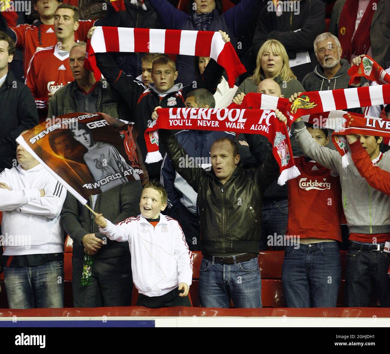 Ein junger Liverpool-Fan winkt seine Flagge während der UEFA Champions League Group E Liverpool gegen Debrecen in Anfield, Liverpool. Stockfoto