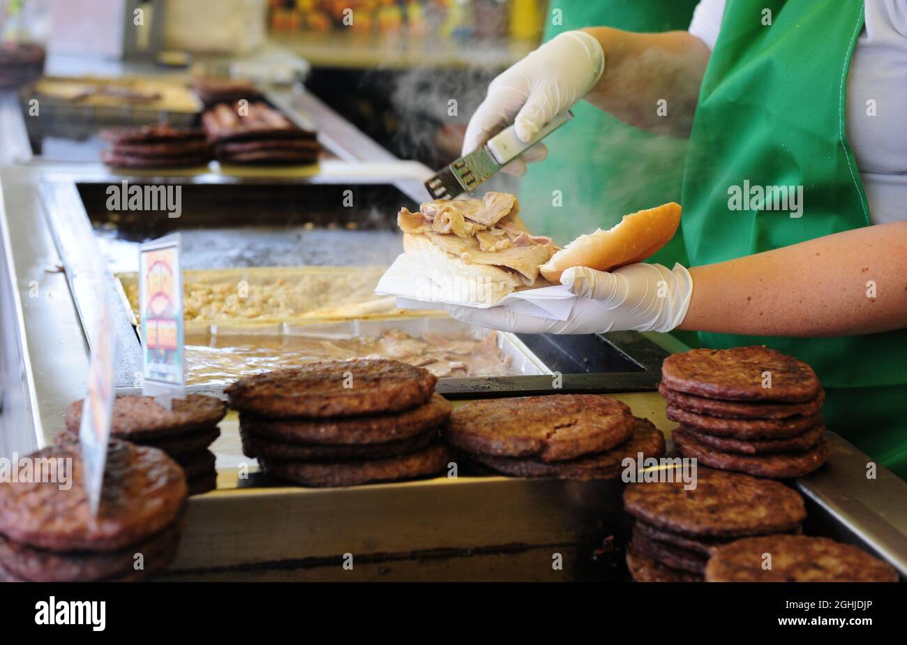 Essen, das außerhalb des Bodens verkauft wird, traditionelle Fankost während des Coca Cola Championship-Spiels zwischen Nottingham Forest und Derby County, am City Ground, Nottingham. Stockfoto