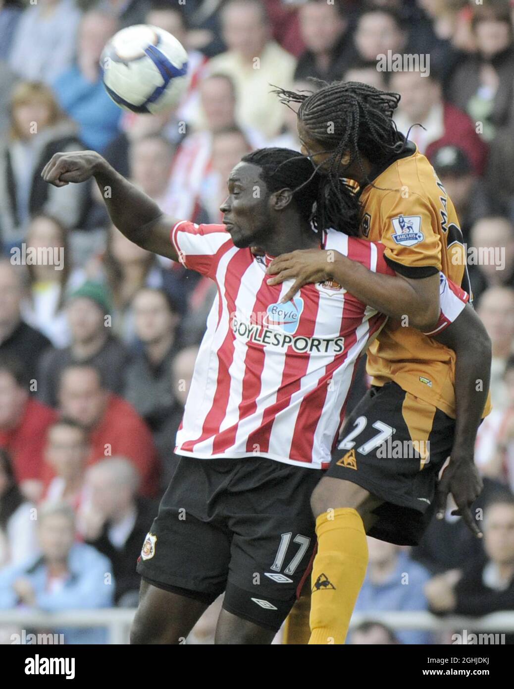 Kenwyne Jones von Sunderland und Michael Mancienne von Wolverhampton während der Barclays Premier League zwischen Sunderland und Wolverhampton Wanderers in London. Stockfoto