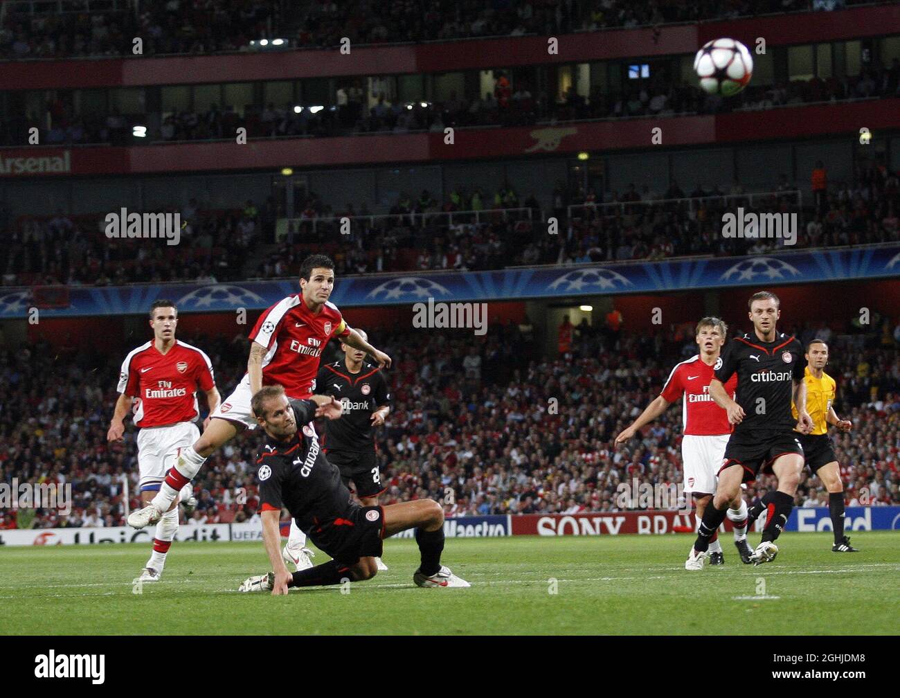 Die Schüsse von Cesc Fabregas von Arsenal treffen die Messlatte während des UEFA Champions League-, Gruppen-H-Fußballmatches zwischen Arsenal und Olympiakos im Emirates Stadium in London. Stockfoto