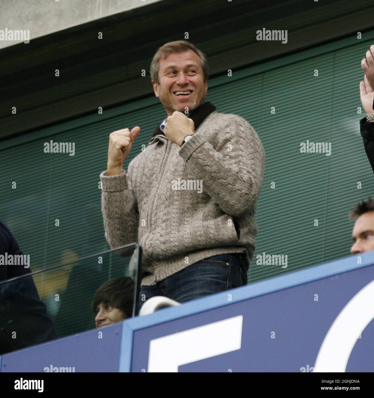 Chelseas Roman Abramovich feiert seine 1-0-er-Seite während der Barkley's Premier League zwischen Chelsea und Liverpool in London. Stockfoto