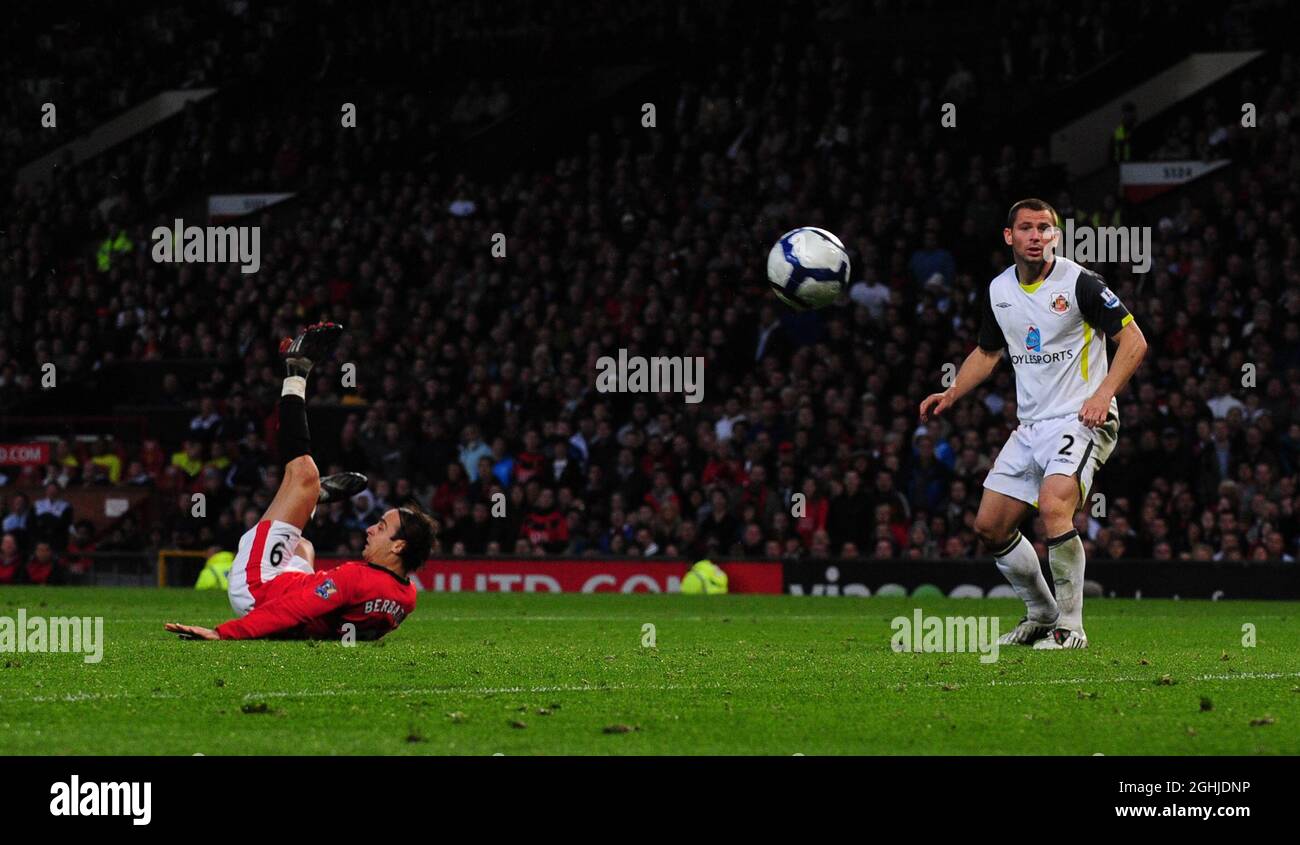 Dimitar Berbatov von Manchester United erzielt den Ausgleich mit einem Overhead-Kick beim Spiel der Barclays Premier League zwischen Manchester United und Sunderland in Old Trafford in Manchester. Stockfoto