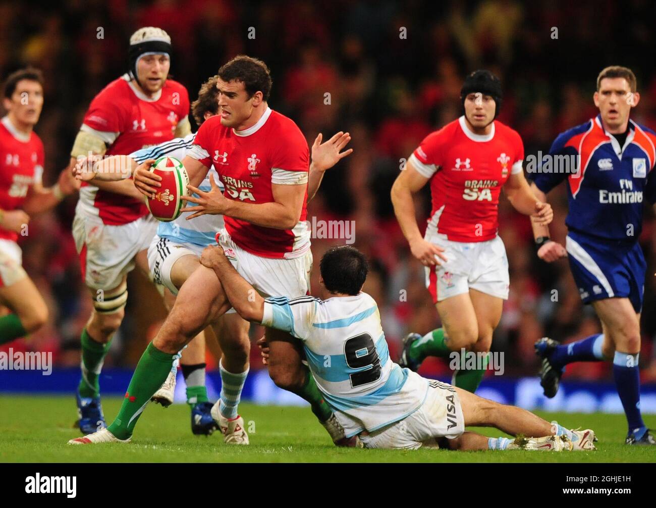 Jamie Roberts aus Wales wurde von Agustin Figuerola während der Invesco Perpetual Series zwischen Wales und Argentinien im Millennium Stadium in Cardiff für Argentinien angegangen. Stockfoto