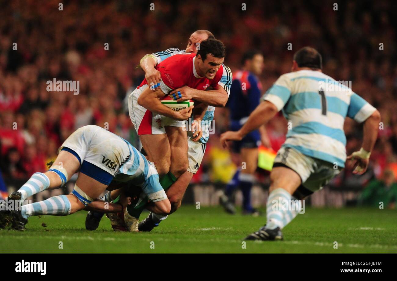 Jamie Roberts aus Wales wurde von Tomas Leonardi in Angriff genommen, der für Argentinien während der Invesco Perpetual Series zwischen Wales und Argentinien im Millennium Stadium in Cardiff spielte. Stockfoto