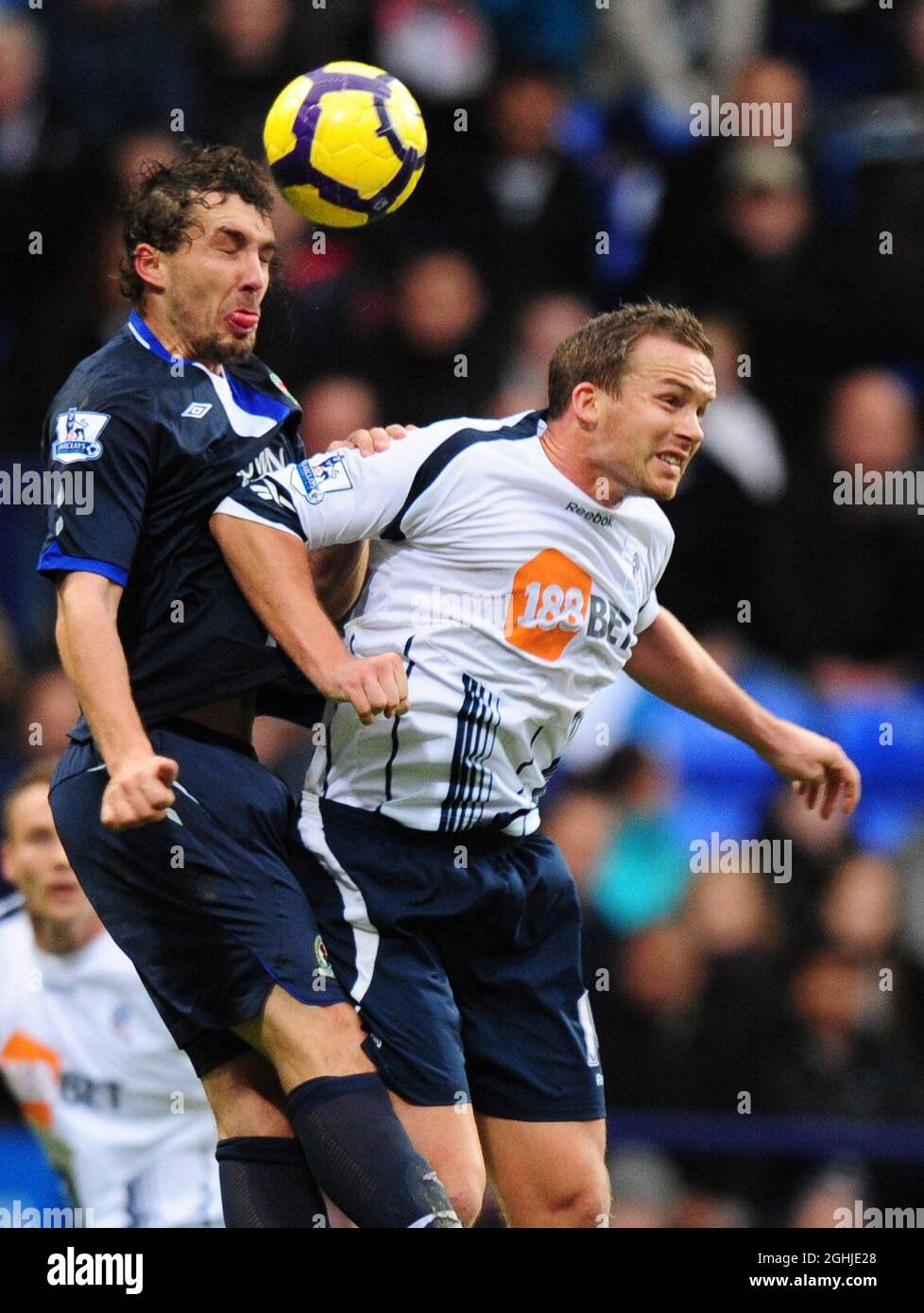 Kevin Davies von Bolton Wanderers verliert sich gegen Gael Givet von Blackburn Rovers während des Barclays Premier League-Spiels zwischen Bolton Wanderers und Blackburn Rovers im Reebok Stadium in Middlebrook. Stockfoto