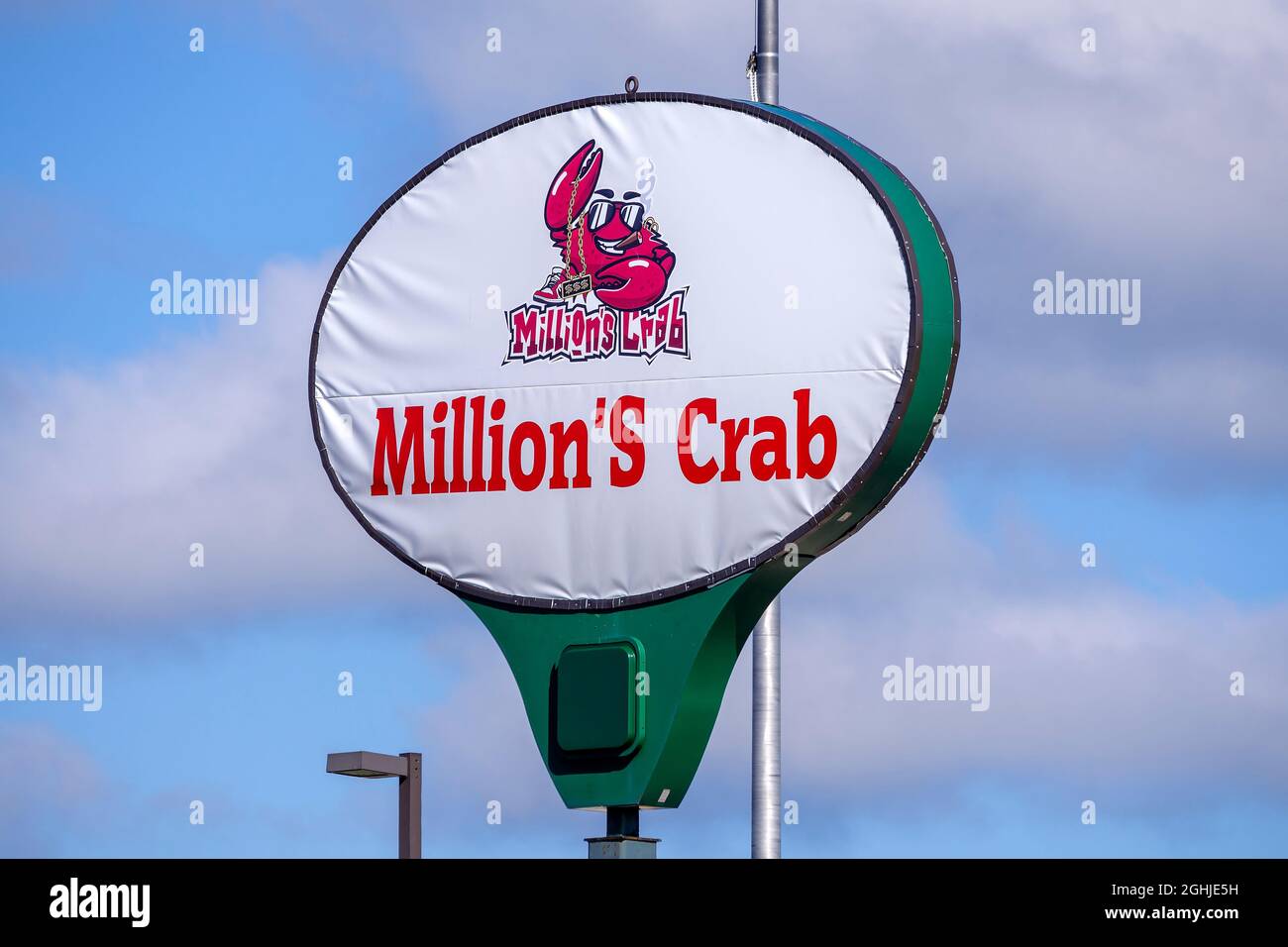 Millions Crab Seafood Restaurant Schild in Green Bay, Wisconsin, spezialisiert auf Gerichte im Stil der Kadun. Stockfoto