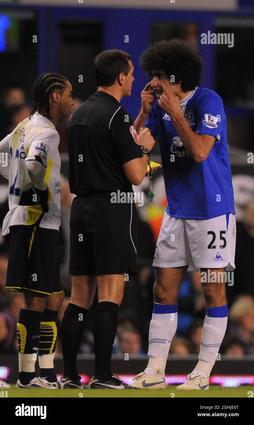 Marouane Fellaini von Everton stellt Schiedsrichter Andre Marriner während des Barclays Premier League-Spiels zwischen Everton und Tottenham Hotspur im Goodison Park in Liverpool eine Frage. Stockfoto
