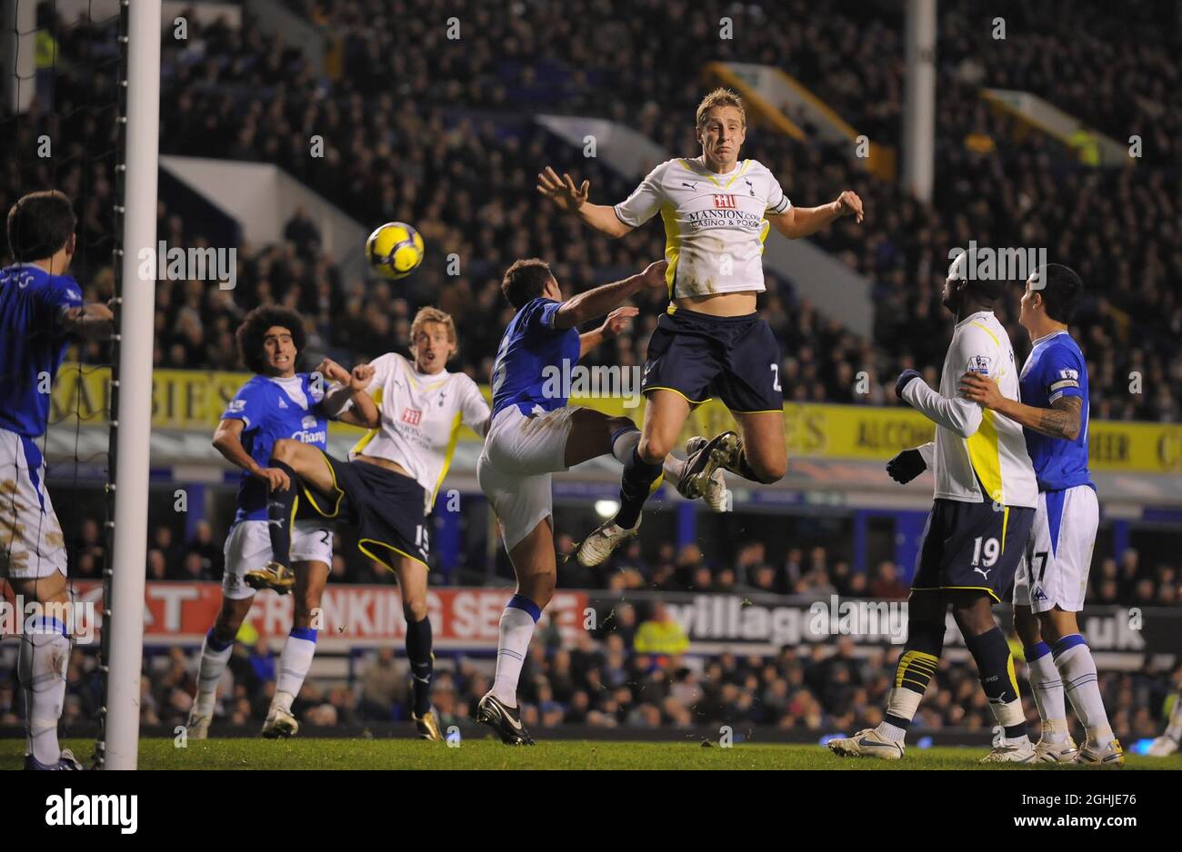 Michael Dawson von Tottenham steigt während des Barclays Premier League-Spiels zwischen Everton und Tottenham Hotspur im Goodison Park in Liverpool gegen Lucas Neill von Everton aus. Stockfoto