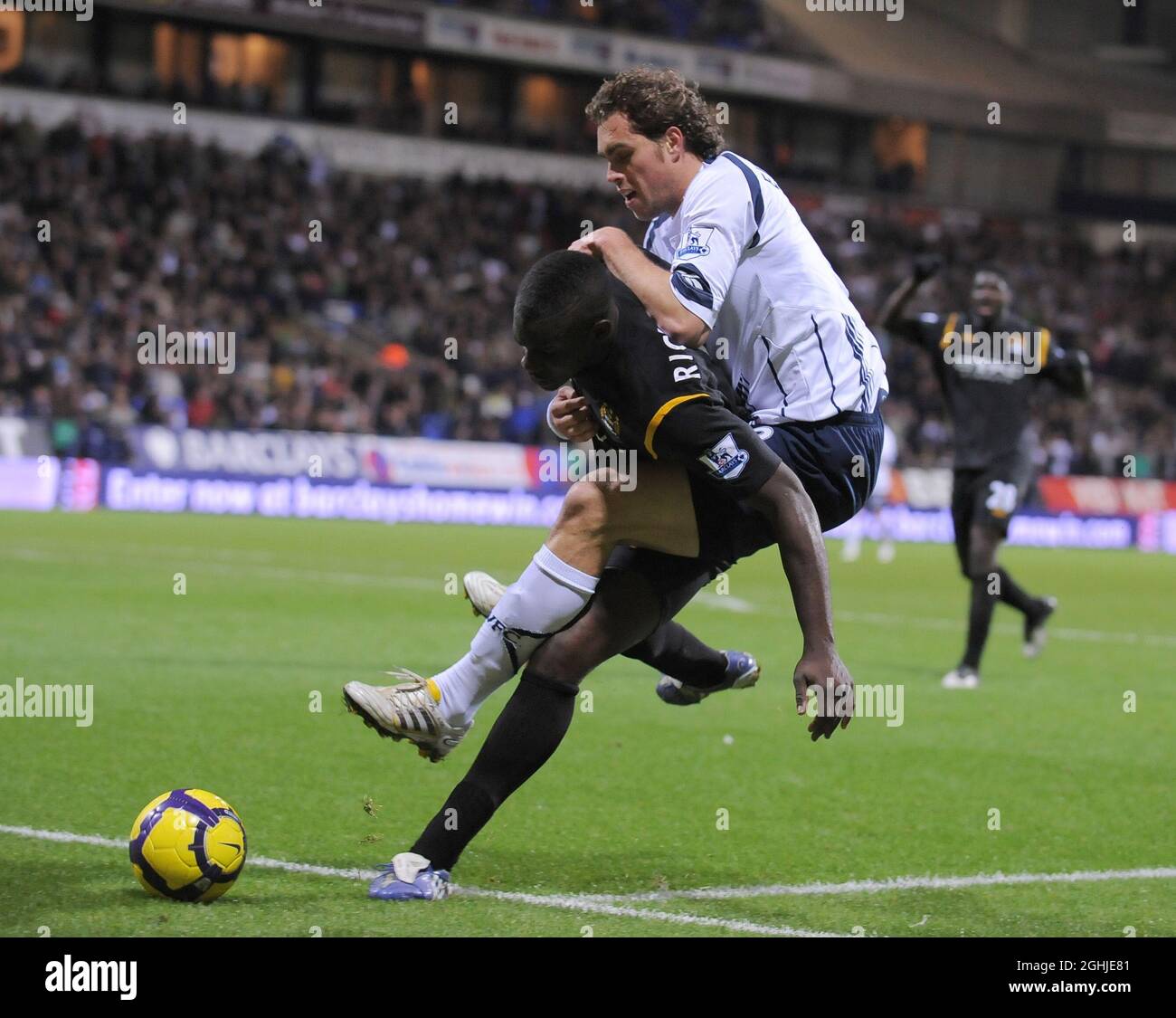 Johan Elmander von Bolton Wanderers hallt während der Barclays Premier League zwischen Bolton Wanderers und Manchester City im Reebok Stadium in Horwich einen Aufstieg auf den Rücken von Micah Richards aus Manchester City. Stockfoto