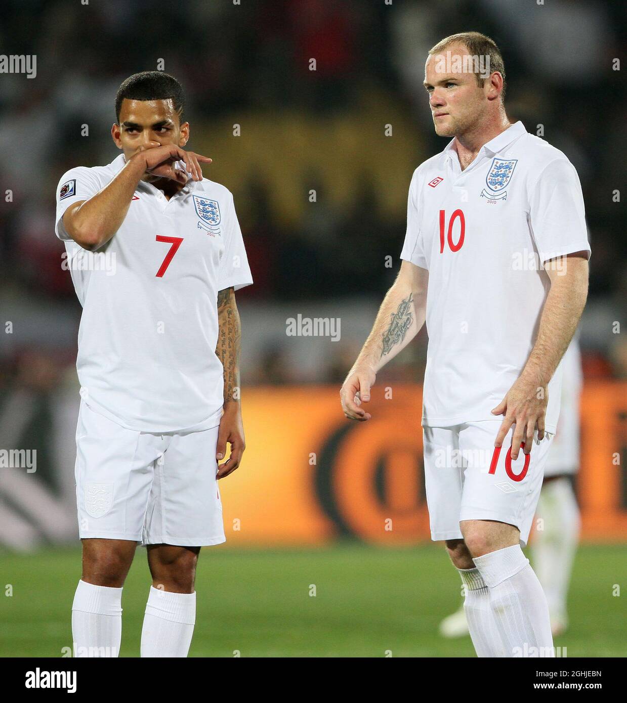 Die Engländer Aaron Lennon und Wayne Rooney sehen sich während des FIFA World Cup 2010, dem Spiel der Gruppe C zwischen England und den USA, im Royal Bafokeng Stadium, Rustenburg, Südafrika, niedergeschlagen an. Stockfoto