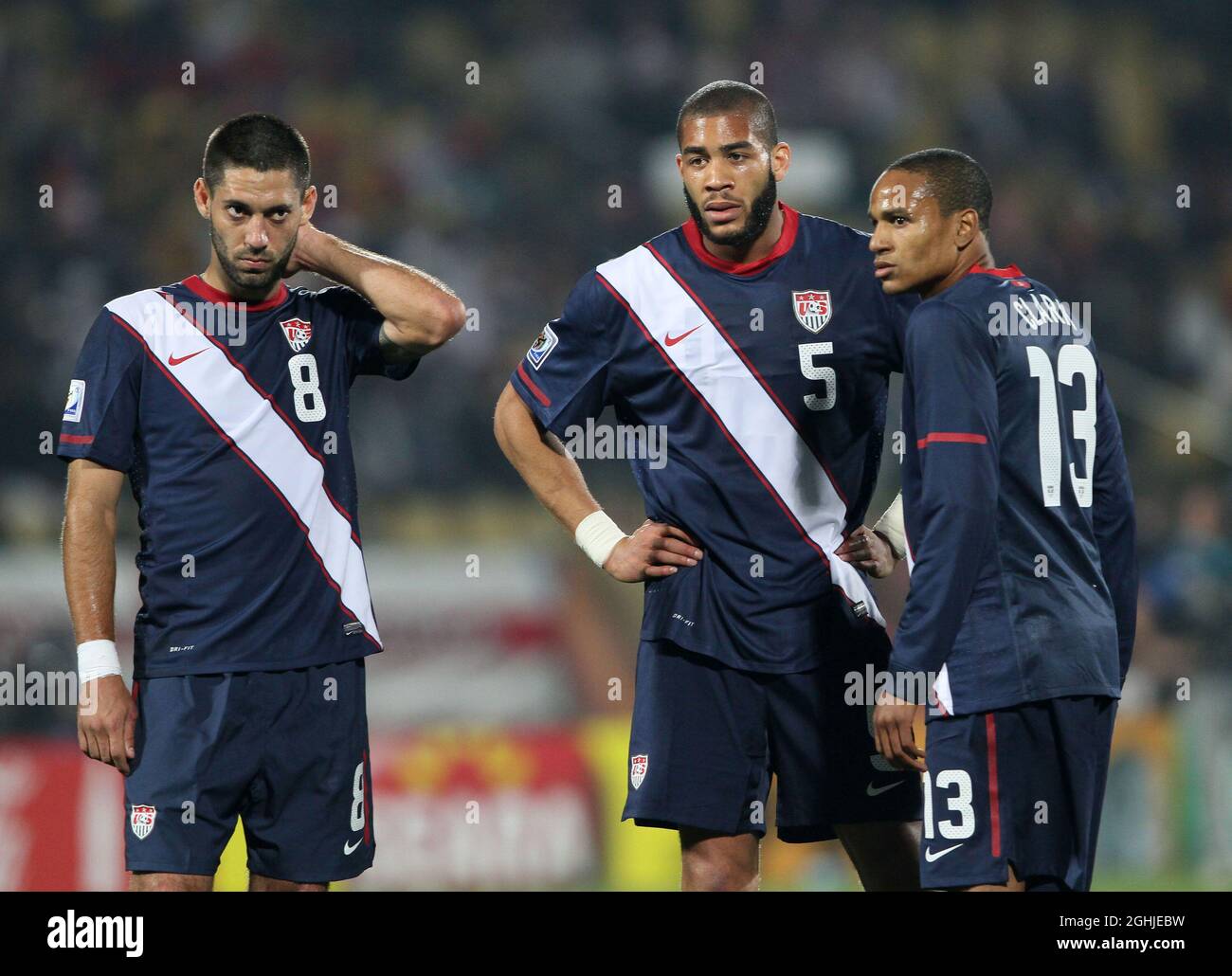 Die USA Clint Dempsey, Oguchi Onyewu und Ricardo Clark schauen während des FIFA World Cup 2010, dem Spiel der Gruppe C zwischen England und den USA, im Royal Bafokeng Stadium, Rustenburg, Südafrika, auf. Stockfoto