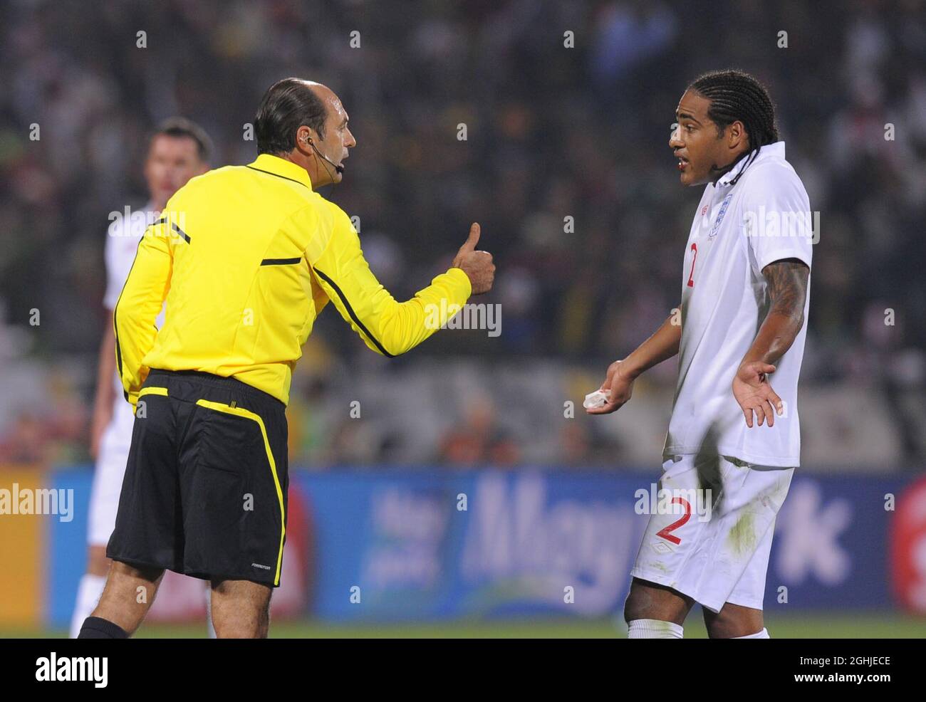 Der Engländer Glen Johnson reagiert auf Schiedsrichter Carlos Simon, nachdem er ihn während des FIFA World Cup 2010, des Gruppe-C-Spiels zwischen England und den USA, im Royal Bafokeng Stadium, Rustenburg, Südafrika, zum Hemdwechsel geschickt hatte. Stockfoto