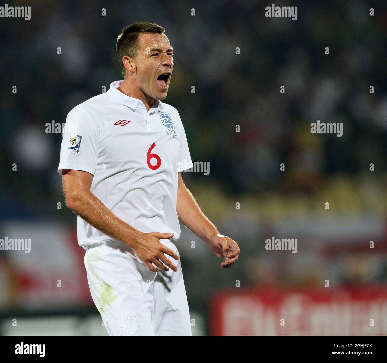 Der Engländer John Terry während der FIFA Weltmeisterschaft 2010, Gruppe-C-Spiel zwischen England und den USA im Royal Bafokeng Stadium, Rustenburg, Südafrika. Stockfoto