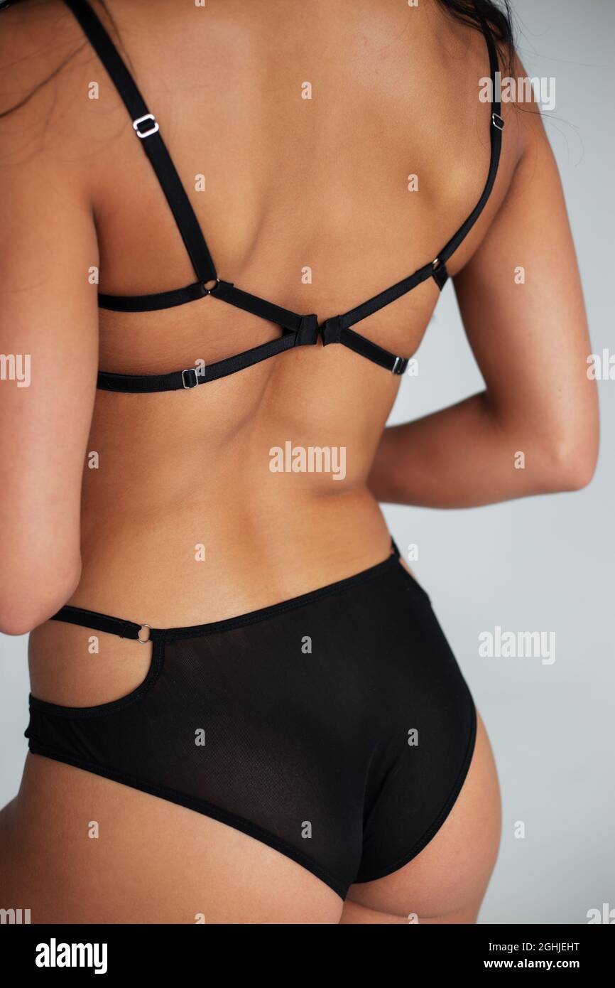 Aufnahme des Mdchens in dunklem BH mit groem Arsch auf weiem  Hintergrund. Sexy Mdchen und Unterwsche Konzept Stockfotografie - Alamy