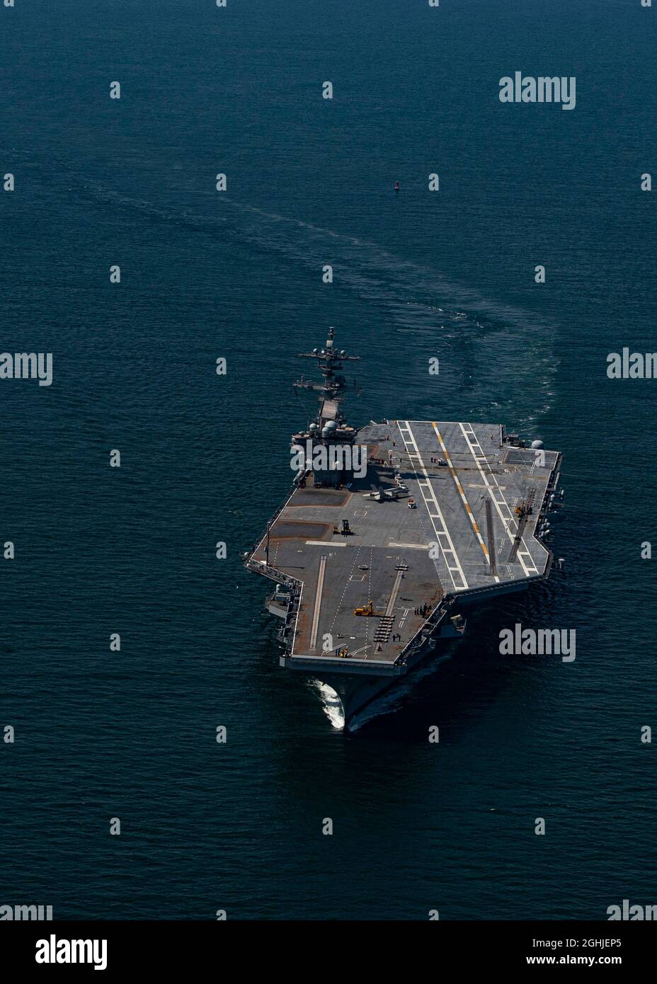 Die US Navy Nimitz-Klasse Flugzeugträger USS George H. W. Bush durchläuft umfangreiche Seeversuche vor der Küste von Virginia, 26. August 2021 im Atlantischen Ozean. Nach umfangreichen Wartungs- und Modernisierungsmaßnahmen ist der Super-Carrier erstmals seit 28 Monaten im Einsatz. Stockfoto