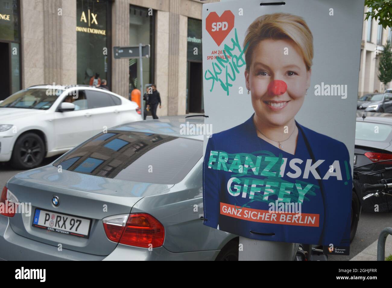 Vandalisiertes Wahlplakat von Fraziska Giffey in der Vossstraße in Mitte, Berlin, Deutschland - 4. September 2021. Stockfoto