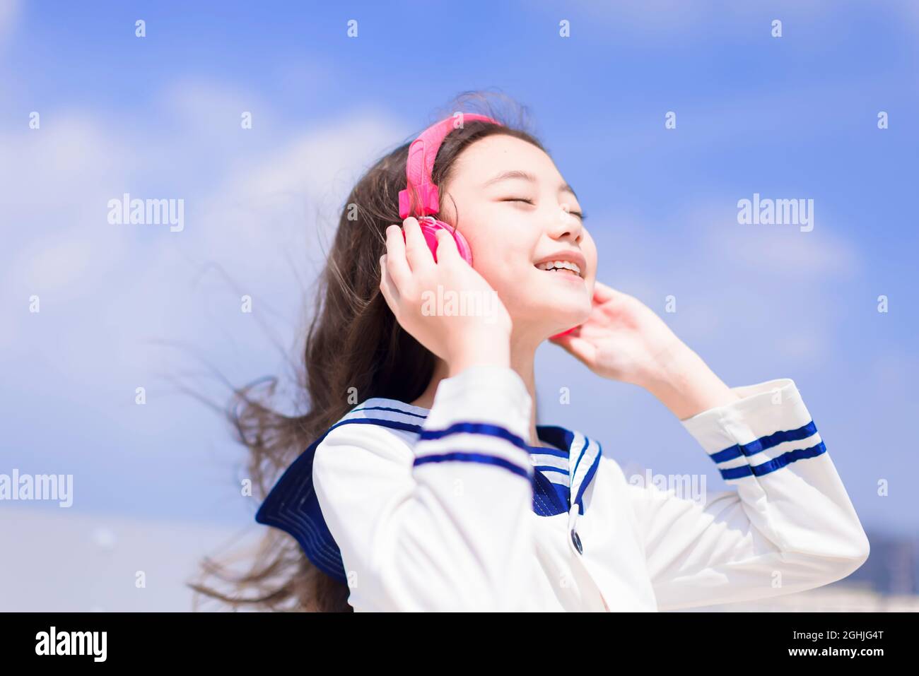 Glücklich Student Mädchen genießen Musik mit Kopfhörer hören Stockfoto