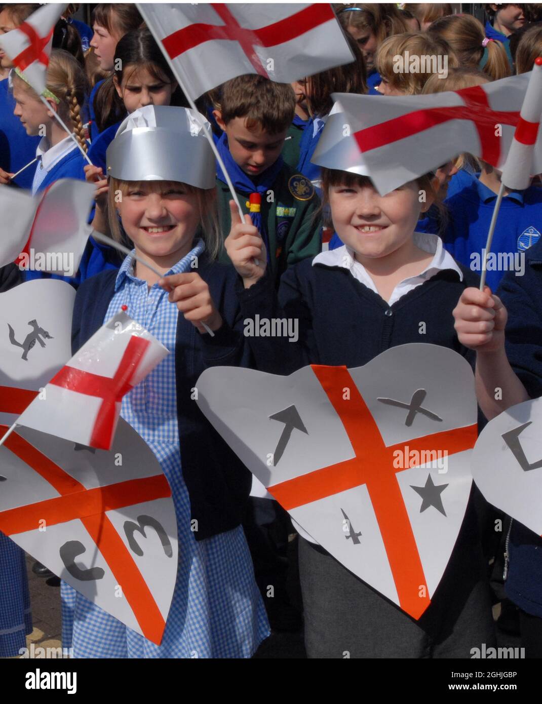 JUGENDLICHE KOMMEN IN DEN GEIST VON ST. GEORGE'S-TAG BEI EMSWORTH, HANTS. PIC MIKE WALKER, 2009 Stockfoto