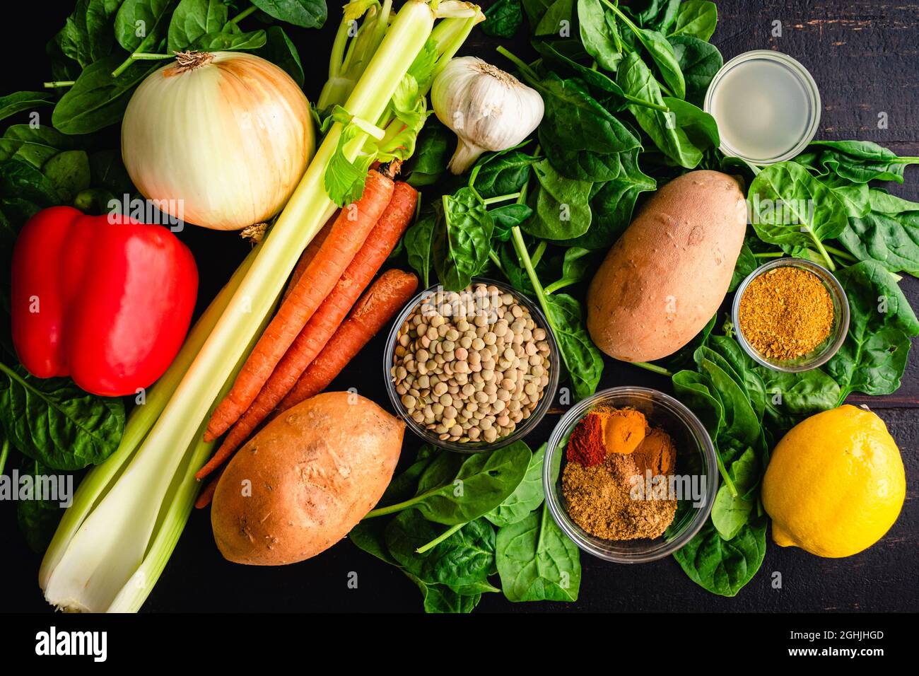 Zutaten für die marokkanische Lentil-Suppe aus Süßkartoffeln auf einem Holztisch: Linsen, frisches Gemüse und Gewürze zur Zubereitung von Gemüsesuppe Stockfoto