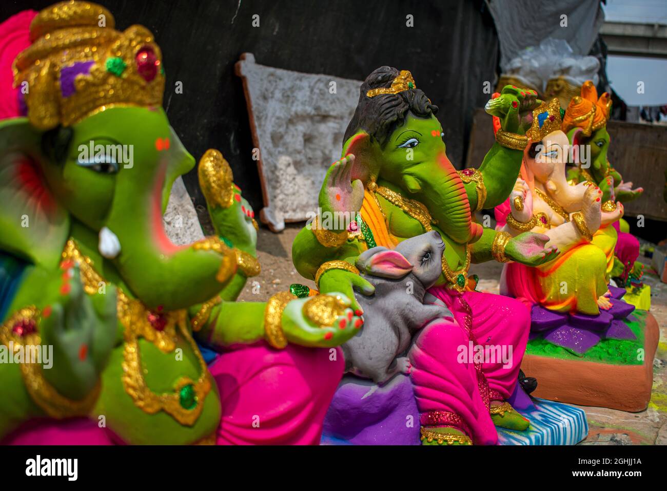 Neu-Delhi, Indien. September 2021. Idole von Lord Ganesha, die vor Ganesh Chaturthi zum Verkauf angeboten wurden, feierten ein hinduistisches Fest, das die Ankunft von Ganesh von Kailash Parvat mit seiner Mutter Göttin Parvati/Gauri in der Hauptstadt Indiens in Delhi feierte. (Foto von Mohsin Javed/Pacific Press) Quelle: Pacific Press Media Production Corp./Alamy Live News Stockfoto