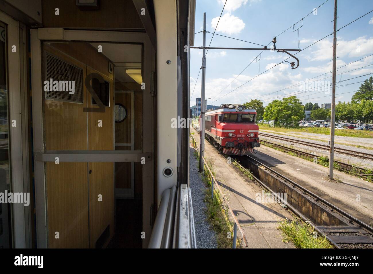 Bild eines Zuges der slowenischen Eisenbahn, gezogen von einer Lokomotive der Serie 363, bereit, die Bahnsteige des Bahnhofs von ljublj zu verlassen Stockfoto