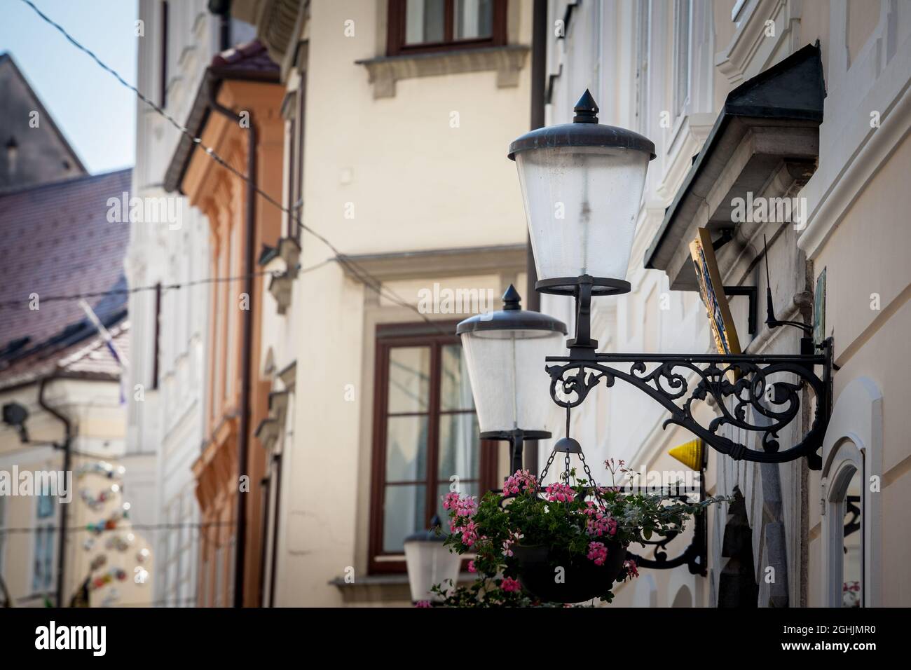 Bild einer typischen Straße von ljubljana, slowenien, mit einem Fokus auf öffentlichen Straßenlaternen, vintage. Es ist eine enge gepflastert Fußgängerzone mit Stockfoto