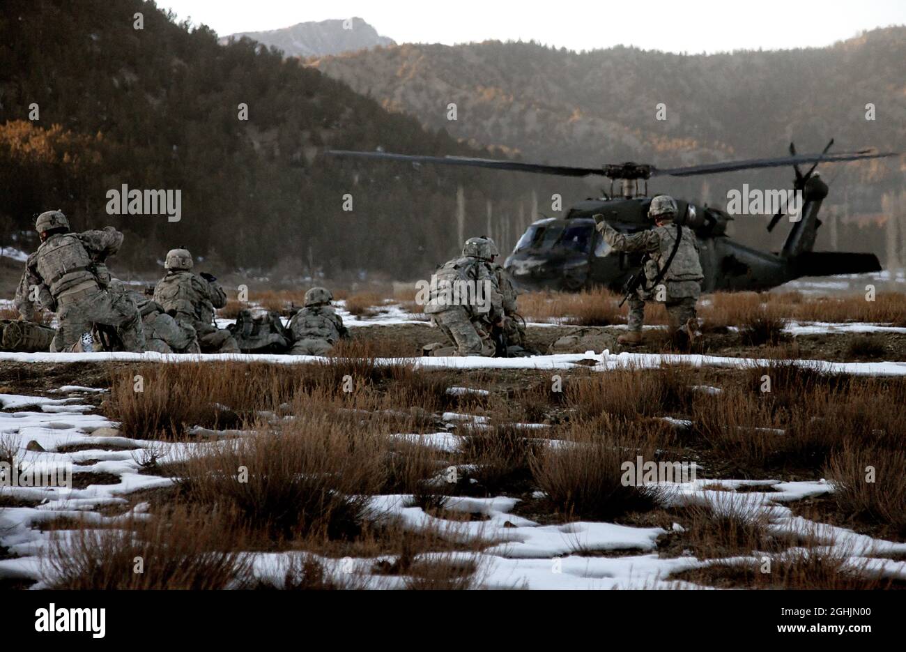 Soldaten der US-Armee errichten einen Sicherheitsbereich, nachdem sie in ein abgelegenes Gebiet eingeführt wurden, um Kampfhandlungen in der Provinz Paktika, Afghanistan, durchzuführen, Dezember 18. Stockfoto