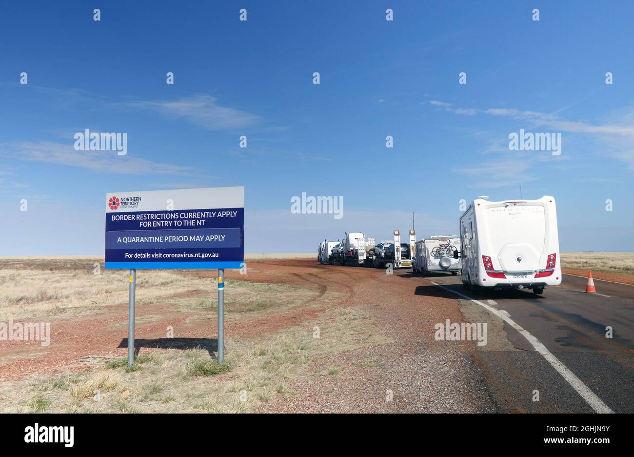 Fahrzeuge standen an der Qld/NT-Grenze in der Nähe von Camooweal, Queensland, Australien, in der Warteschlange für das Coronavirus-Screening. Keine PR Stockfoto