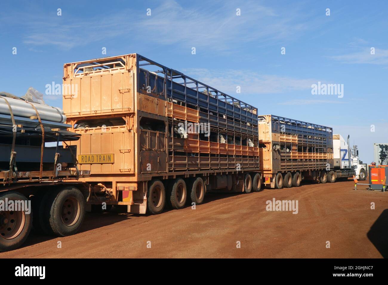 Lastwagen, die Vieh und Waren transportieren, am Grenzübergang Coronavirus Checkpoint, Qld/NT-Grenze in der Nähe von Camooweal, Queensland, Australien. Keine PR Stockfoto