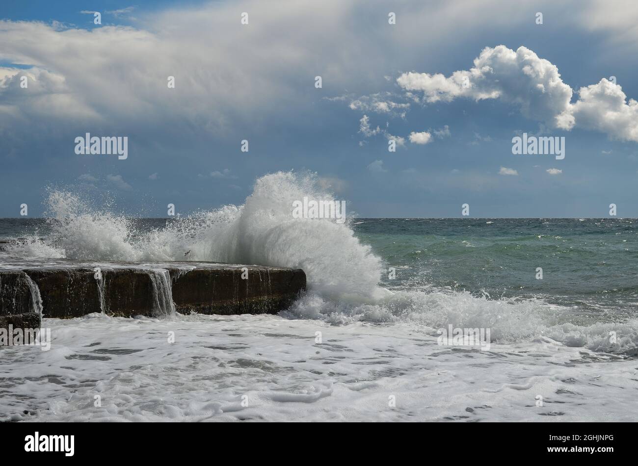 Sturm auf dem Schwarzen Meer. Wellen stürzen auf die Brüstung des Damms. Stockfoto