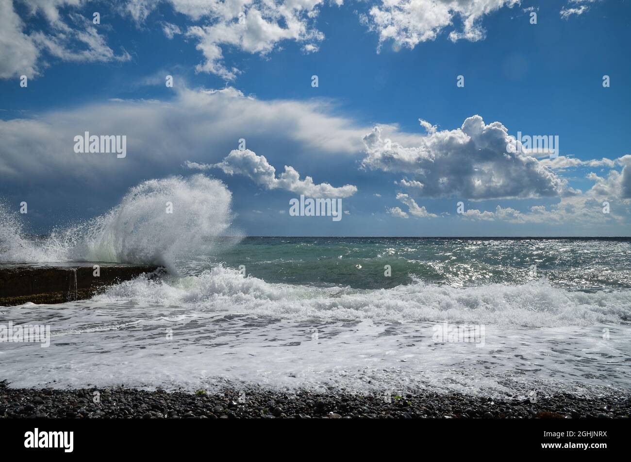 Sturm auf dem Schwarzen Meer. Wellen stürzen auf die Brüstung des Damms. Stockfoto