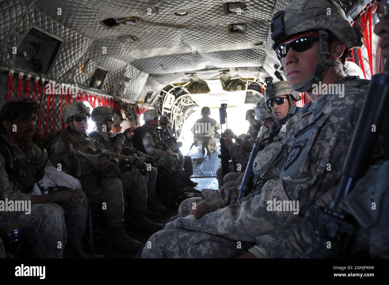 Fallschirmjäger vom 3. Zug, Firma B, 3. Bataillon, 509. Fallschirmjäger-Regiment, 4. Brigade-Kampfteam, 25. Infanterie-Division Fahrt im CH-47 Chinook-Hubschrauber vom Bermel-Strict der Provinz Paktika im Osten Afghanistans, 13. Oktober, nach Abschluss einer Luftangriffsmission. Stockfoto