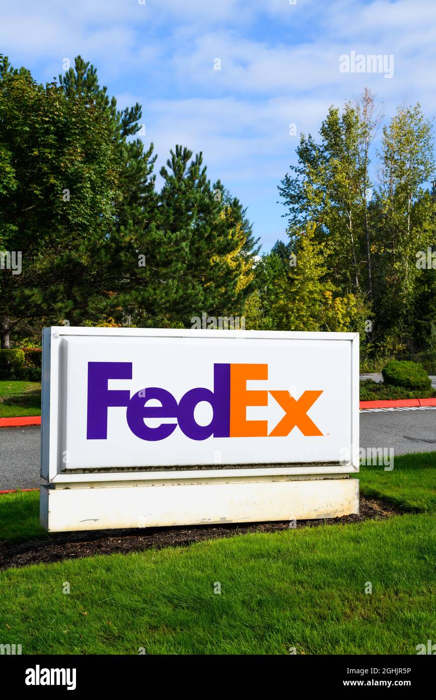 Issaquah, WA, USA - 06. September 2021; FedEx-Zeichen am Unternehmensstandort in Issaquah, Washington. Stockfoto