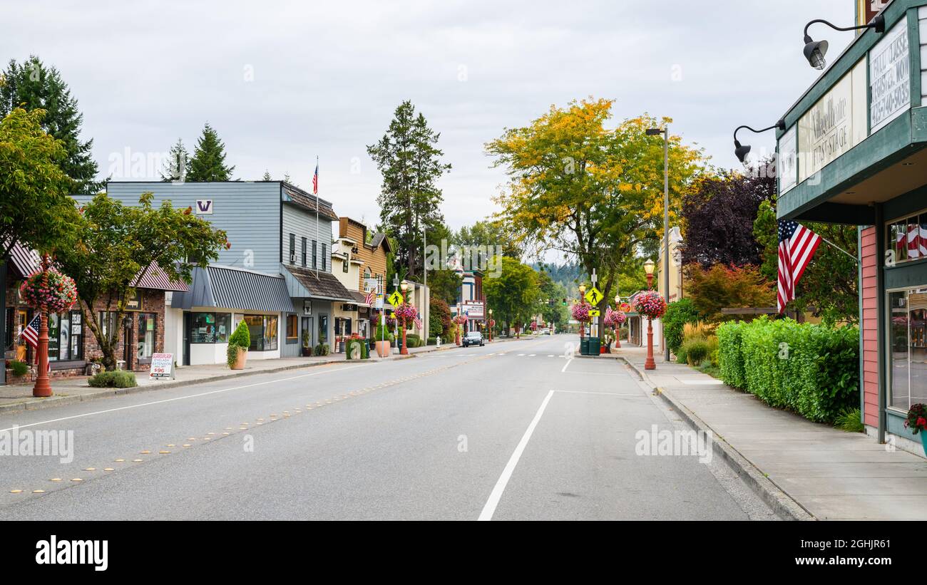 Issaquah, WA, USA - 06. September 2021; Front Street in Issaquah Washington, als die ersten Anzeichen des Sturzes im historischen Viertel auftauchen Stockfoto