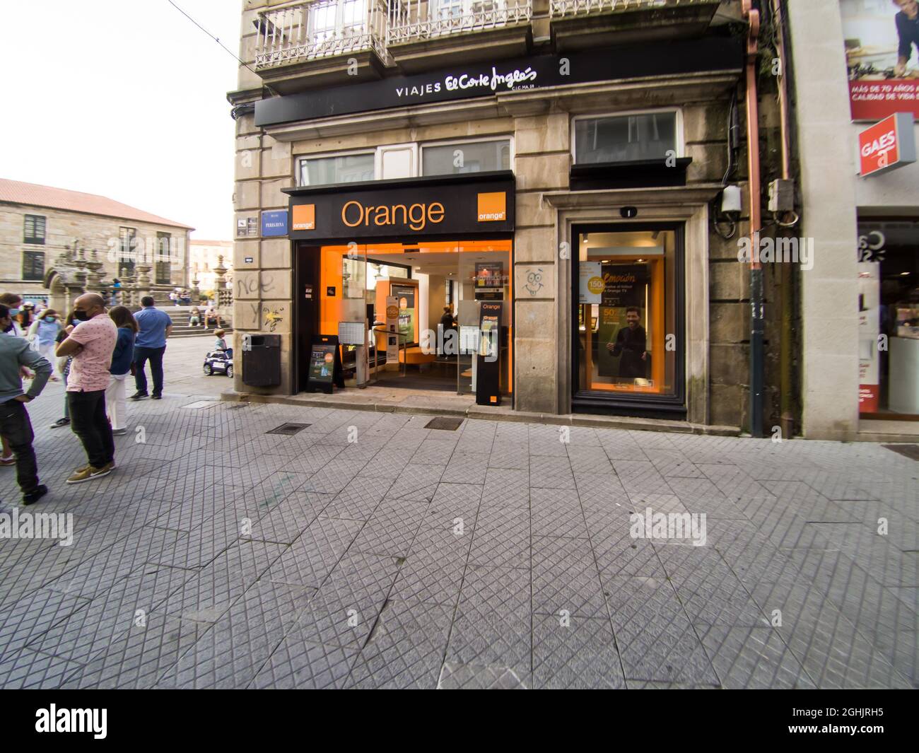 VIGO, SPANIEN - 23. Aug 2021: Der ORANGEFARBENE Frontladen der Marke mit einem Schild, Logo-Beschilderung in Spanien Stockfoto