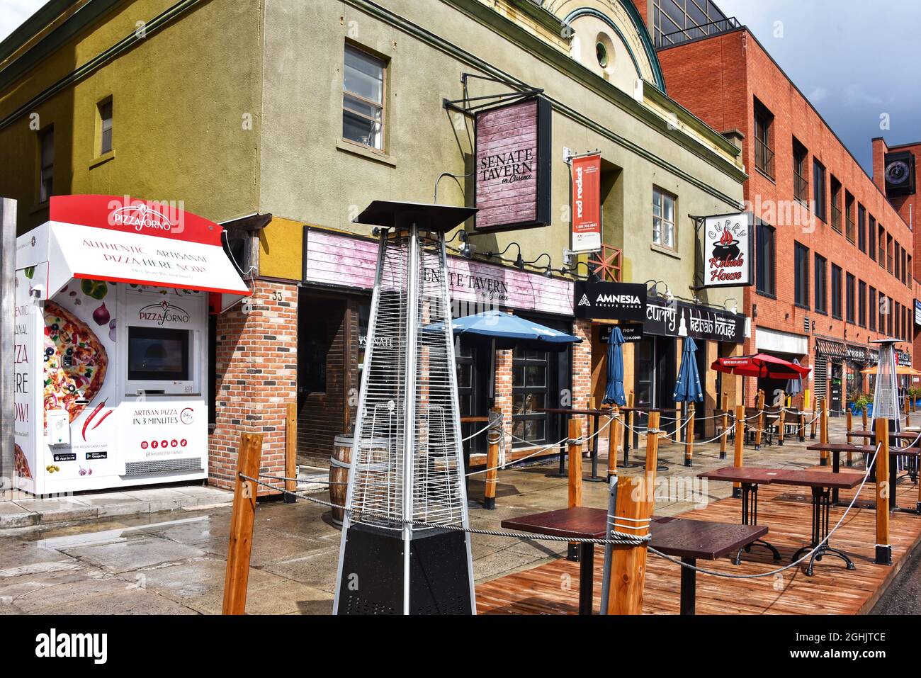 Ottawa, Kanada - 6. September 2021: Der automatisierte PizzaForno-Pizzaofen, der von der Senate Tavern in der Clarence Street im Byward Market gekauft wurde. PizzaF Stockfoto