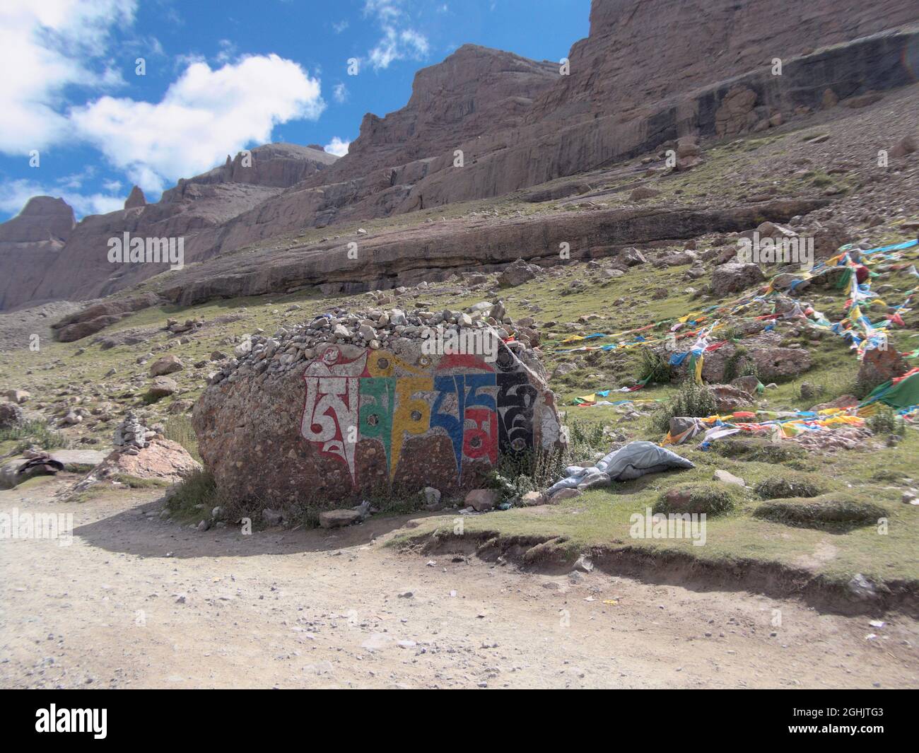 Tibetanisches Mantra „Om Mani Padme Hum“, gemalt auf einem großen Felsen entlang der Umrundung des Mt Kailash. LHA Chu Tal, Autonome Region Tibet Stockfoto