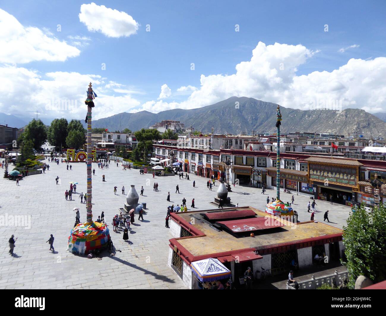 Blick auf den Barkhor-Platz vom Dach des Jokhang-Klosters, mit dem Potala-Palast in der Ferne, Lhasa, Tibet - Aug 2014 Stockfoto