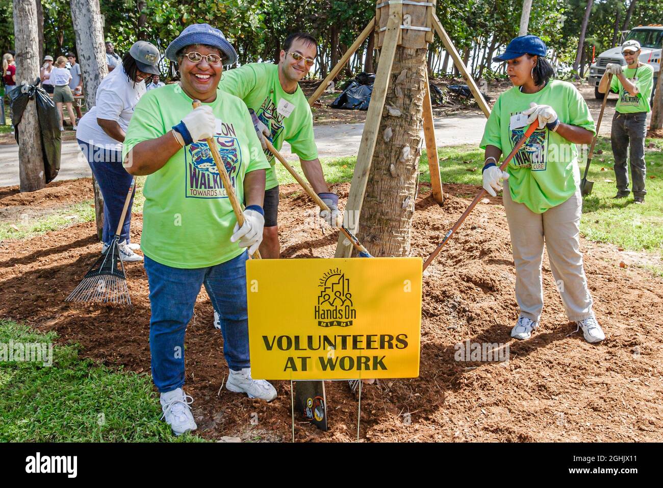 Miami Beach, Florida, Hands-on-HandsAm Miami Day, ehrenamtliche Freiwillige, die Teamarbeit leisten, North Beach Oceanside Park, schwarzafrikanische hispanische Frau fema Stockfoto