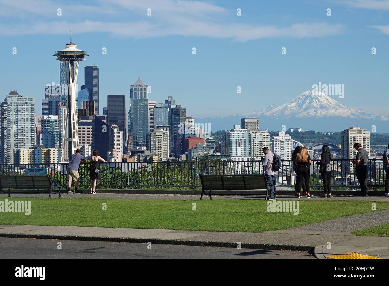 Seattle, WA / USA - 23. Juni 2021: Innenstadtgebäude und Mt. Rainier werden an einem Sommertag in einem weiten Blick vom Kerry Park gezeigt. Für redaktionelle Zwecke Stockfoto